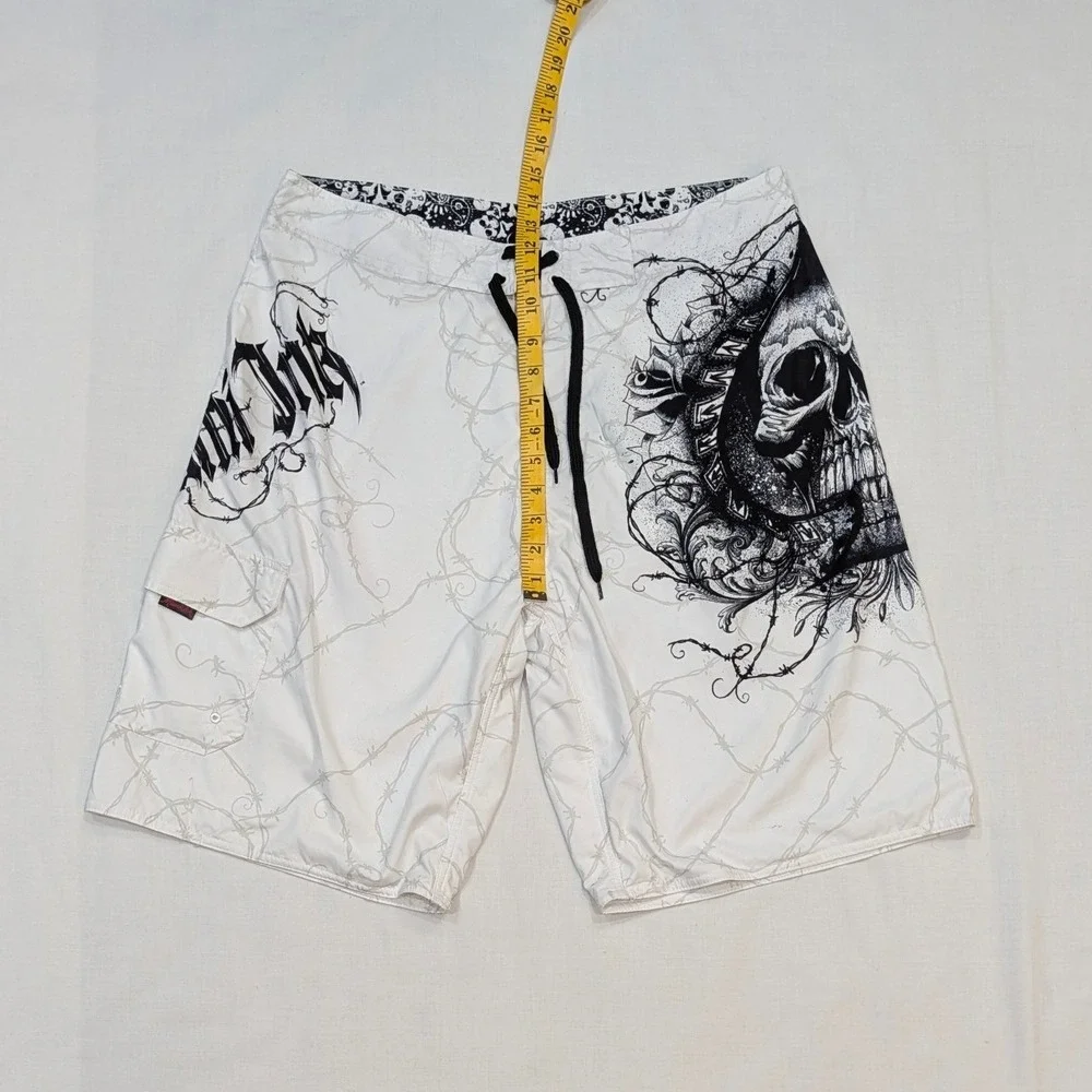 Miami Ink Men's White Skull Barbed Wire Graphic Board Shorts 36 Y2K Tattoo